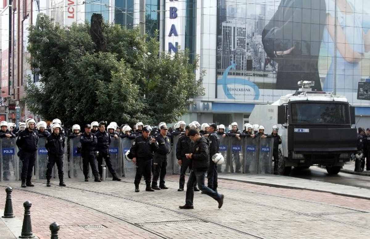 Antalya\'da Öcalan Posterli Yürüyüşe TOMA Engeli