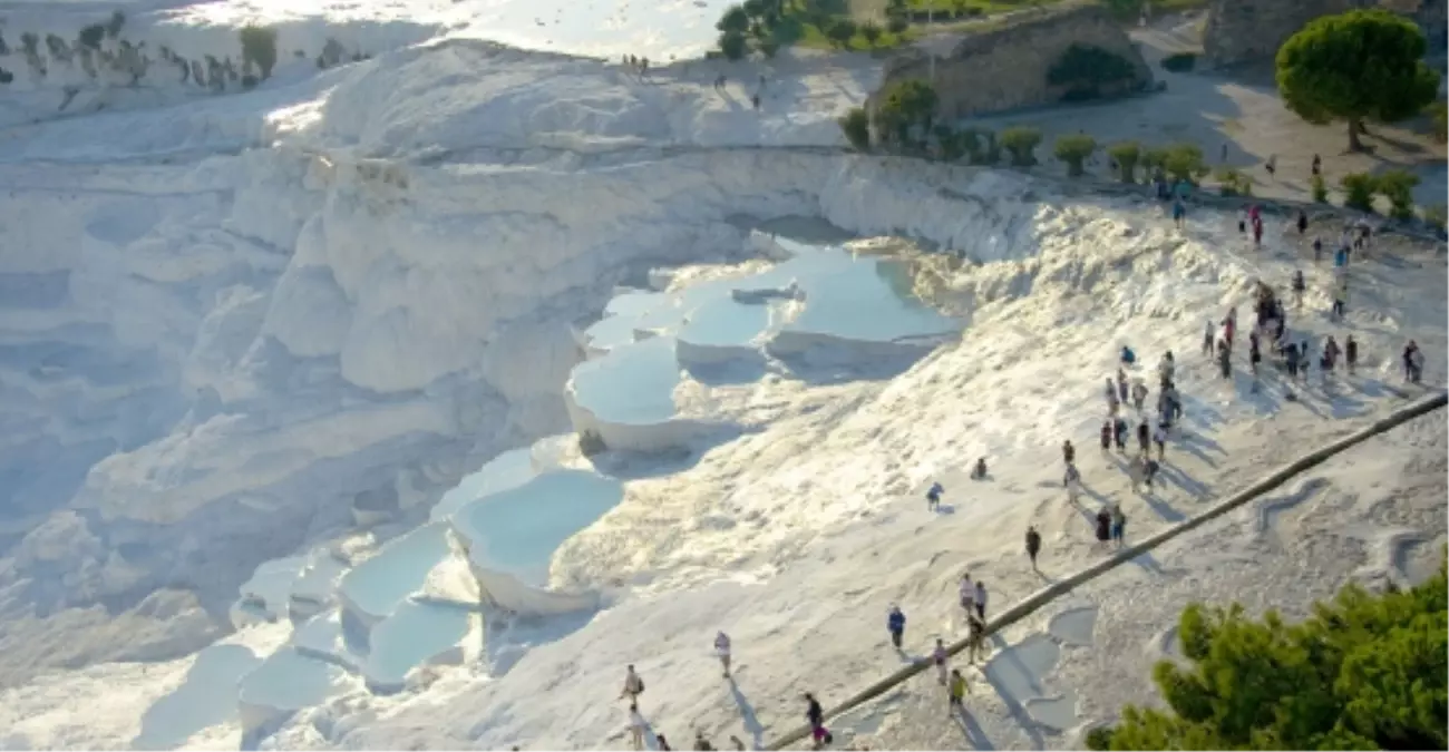 Başkale\'deki Pamukkale Kışın Ayrı Güzel