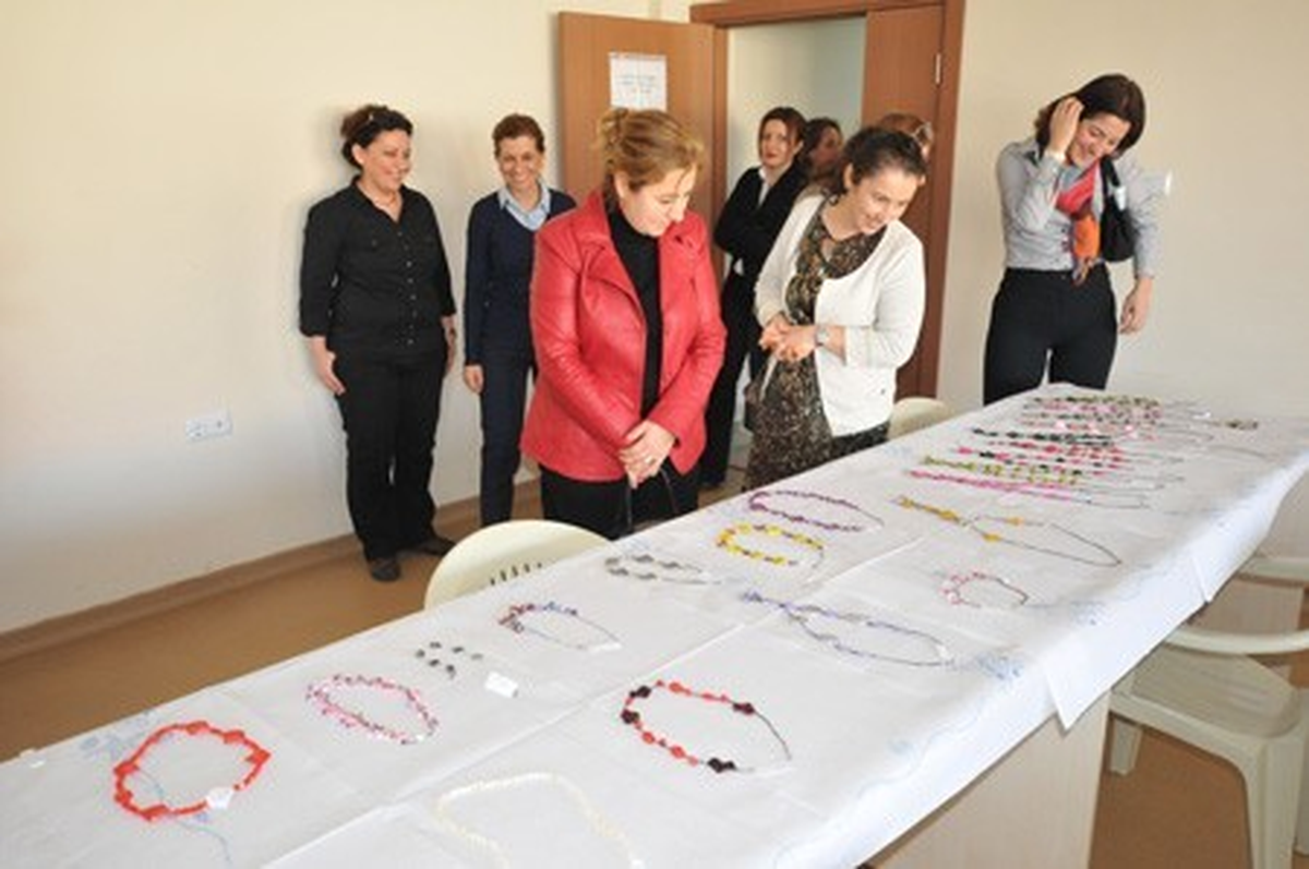 Bürokrat Eşlerinden Yaşlılara Ziyaret