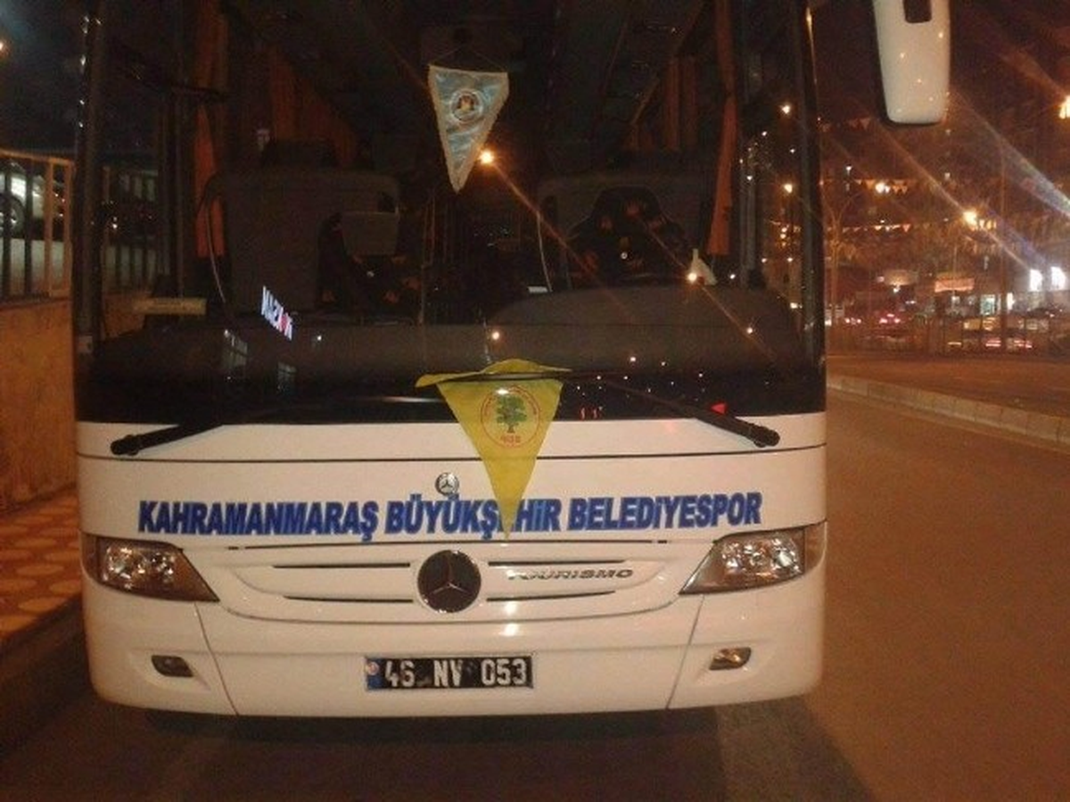 Düzeltme) Takım Otobüsüne Kimliği Belirsiz Kişiler Tarafından BDP Bayrağı Asıldı