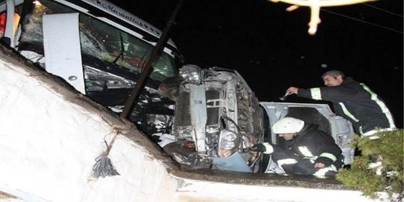 Freni Boşalan Tır, 3 Otomobili Biçip Evin Çatısına Çıktı