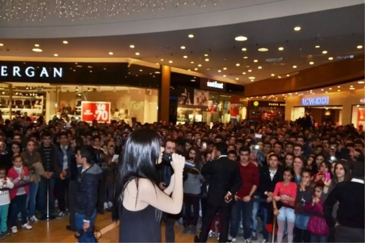 İrem Derici Piazza\'yı Coşturdu