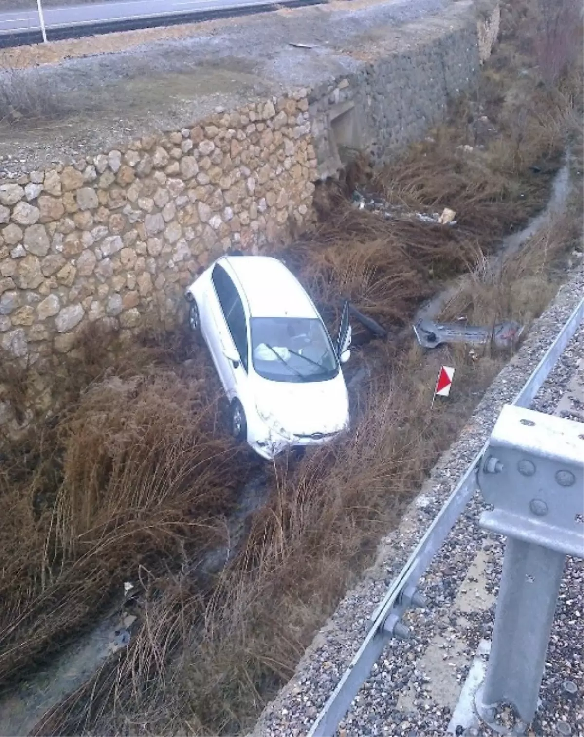 Kanala Uçan Otomobilden Yara Almadan Kurtuldu