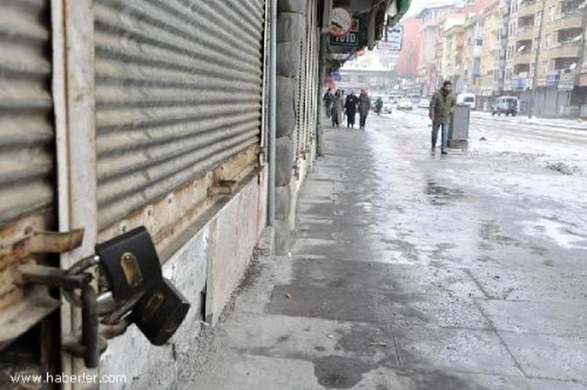 Hakkari\'de Kepenkler Açılmadı