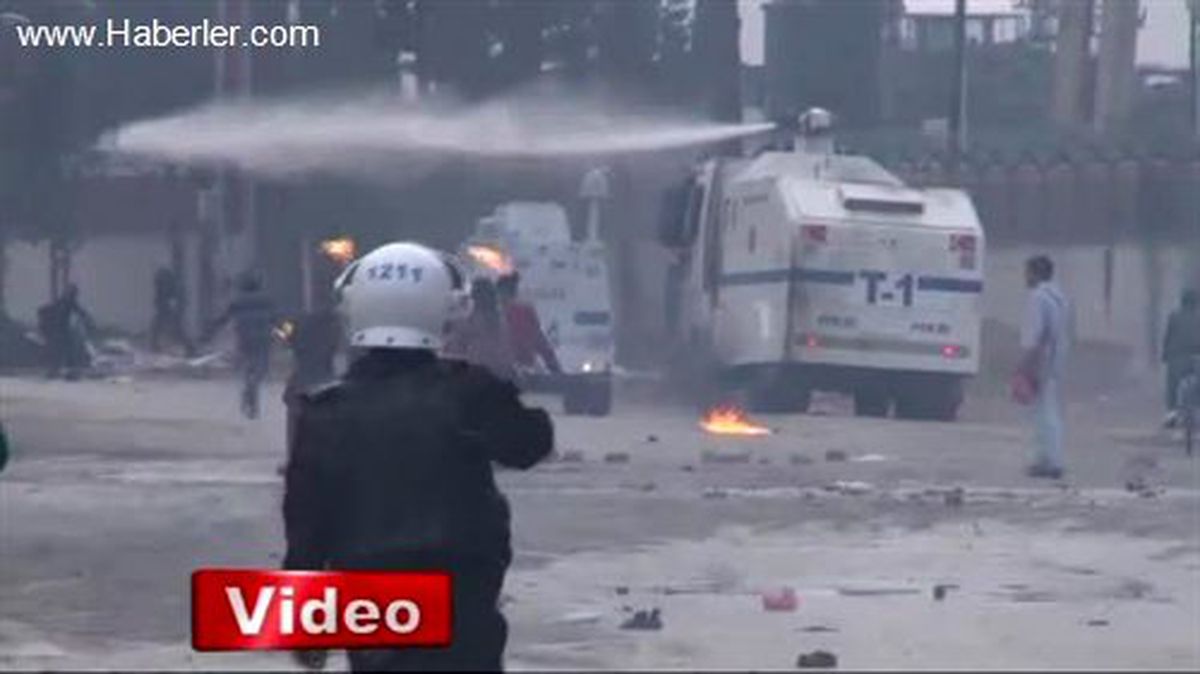 Adana'da Göstericiler Polis Aracını Yaktı