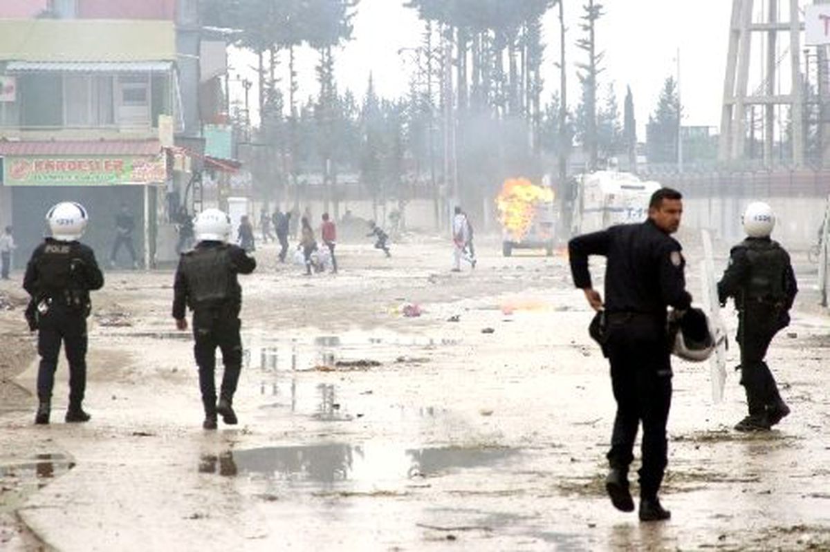 Adana\'da İzinsiz Gösteriye Polis Müdahalesi