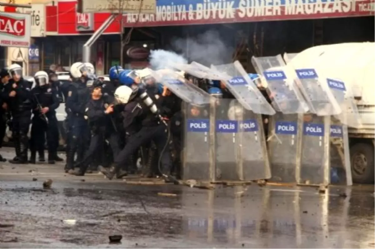 Tatvan\'da Yürüyüş Yapmak İsteyen Gruba Polis Müdahalesi