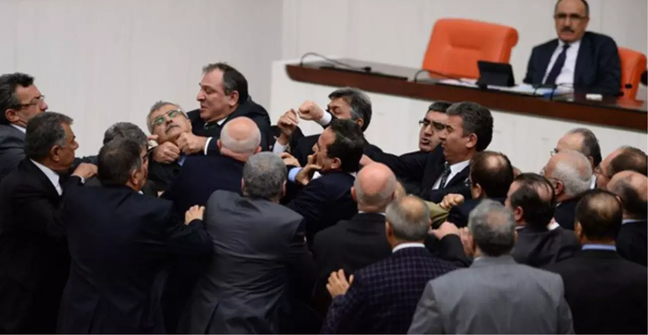 AK Partili ve CHP\'li Vekiller Yumruk Yumruğa Kavga Etti