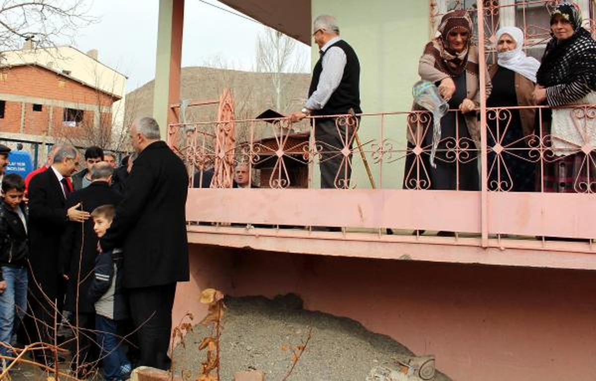 Bakan Ala\'yı Annesi Arkasından Su Dökerek Uğurladı (3)