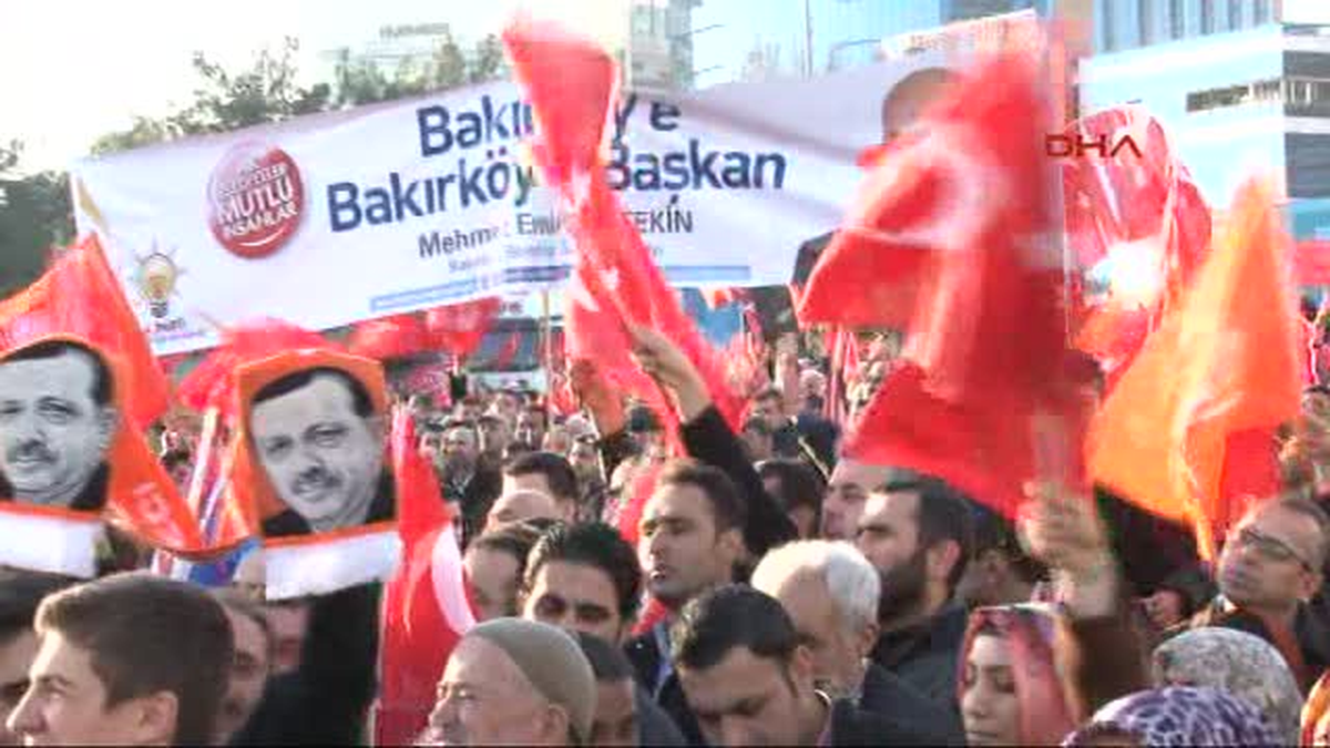 Başbakan Erdoğan, AK Parti Pankartını İndirtti