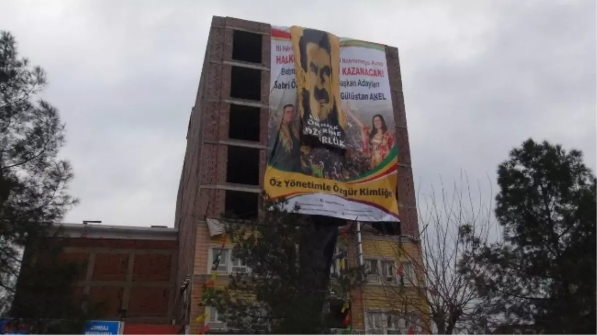 BDP İl Binasına Asılan Öcalan\'ın Dev Posteri Mahkeme Kararı ile İndirildi