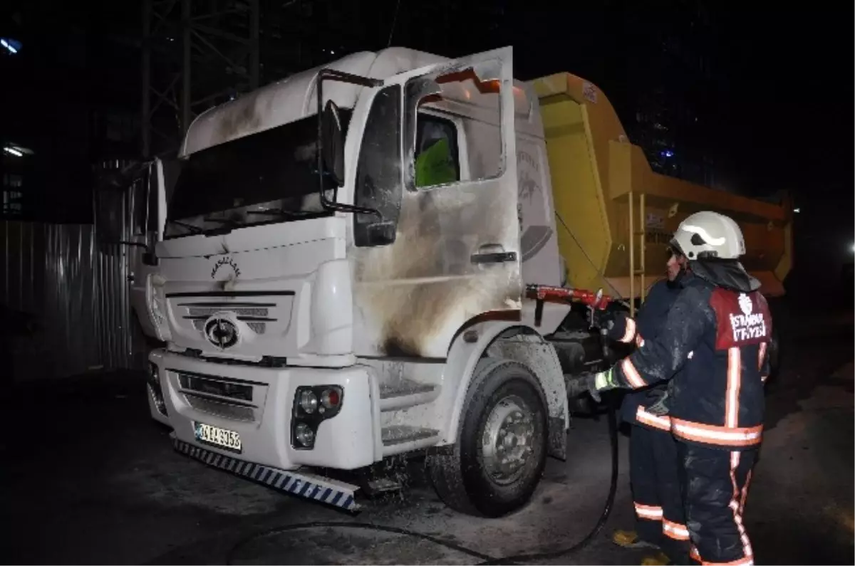 Beyoğlu\'da Seyir Halindeki Kamyona Molotoflu Saldırı