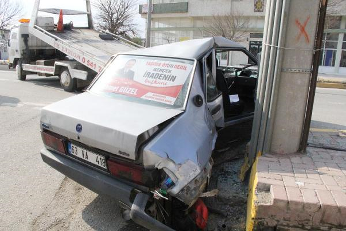 Elektrik Direğine Çarpan Otomobilin Sürücüsü Yakalandı