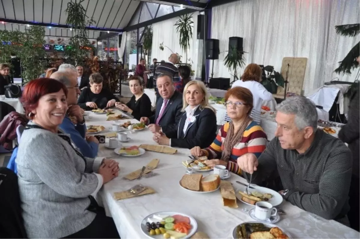 Emekçi Kadınlar Dayanışma Derneğinden Sevgi ve Dayanışma Kahvaltısı