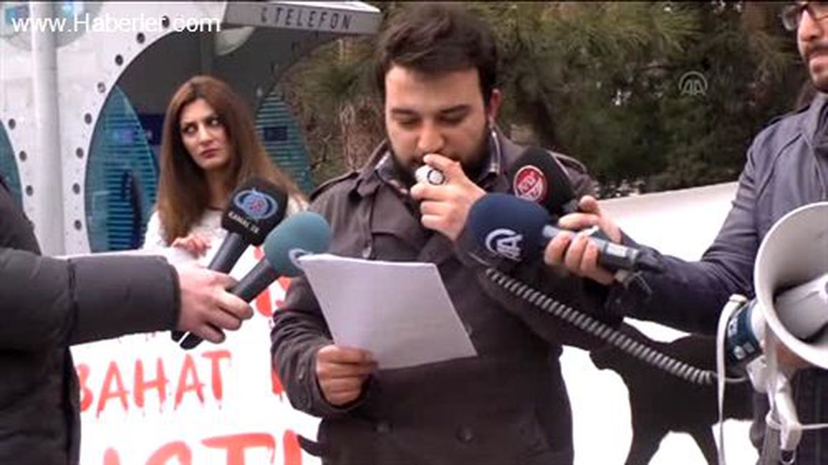 Hayvan hakları protestosunda leopar desenli kürk giyen eylemci -