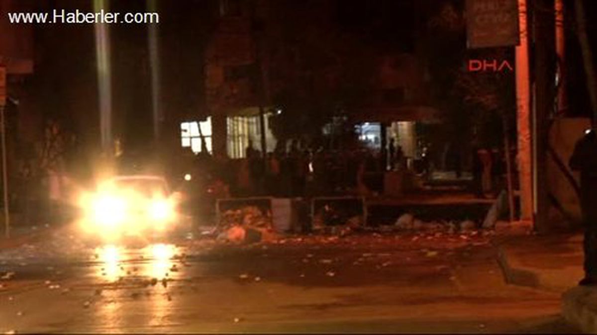 İzmir\'de Öcalan Taraftarları Yol Kapattı