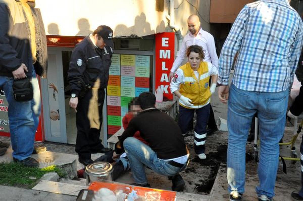 Karısını Bıçaklayan Adamı Saksıyla Kovaladılar