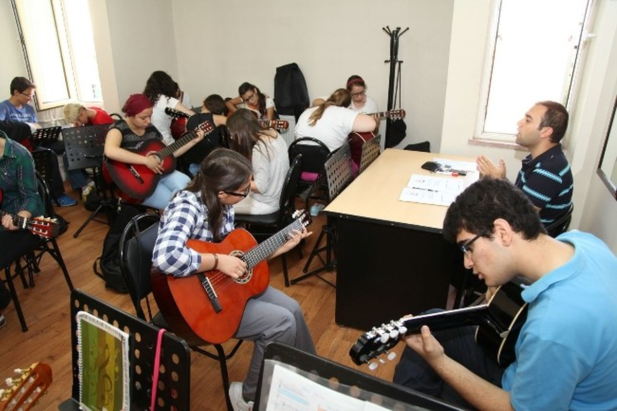 Omek\'in Gitar Kurslarına Büyük İlgi