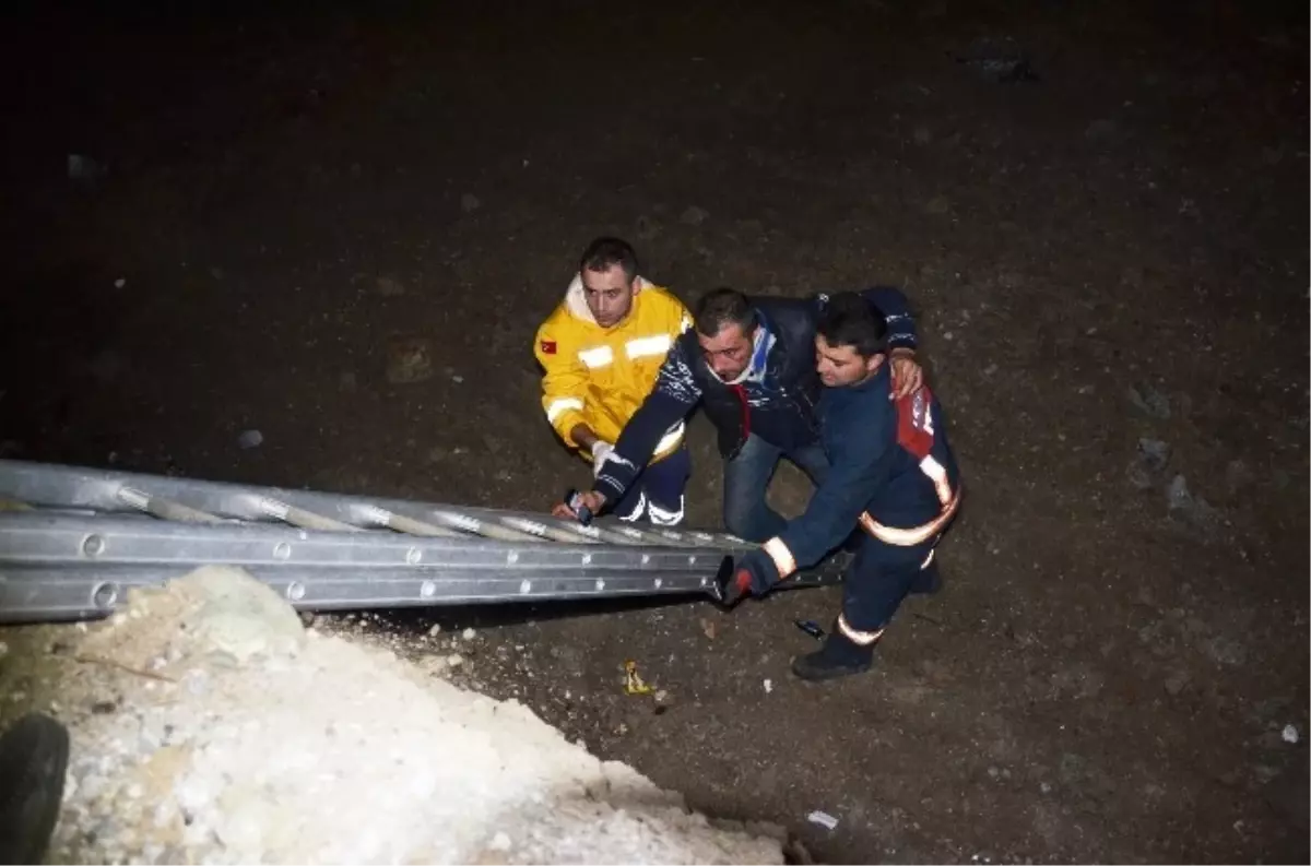 Otomobil 4 Metre Derinliğindeki Çukura Düştü: 1 Yaralı