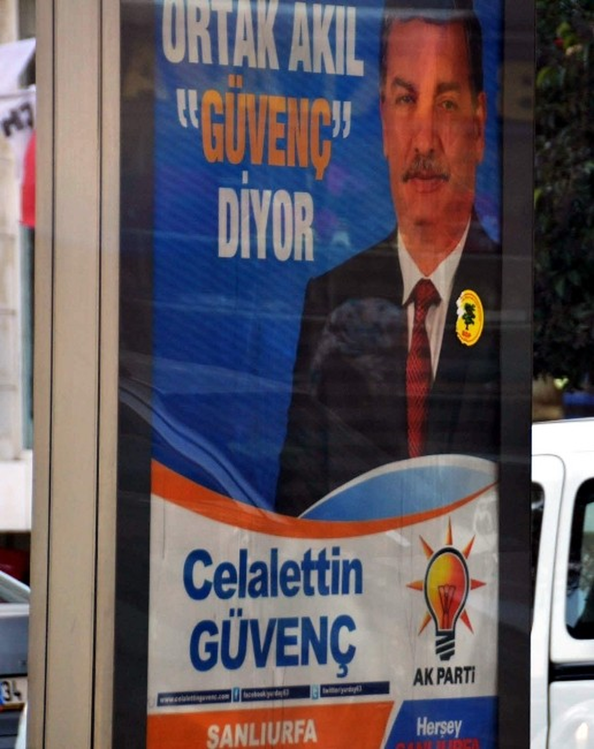 Urfa\'da Aday Tanıtımlarının Yer Aldığı Bilboardlara Saldırı