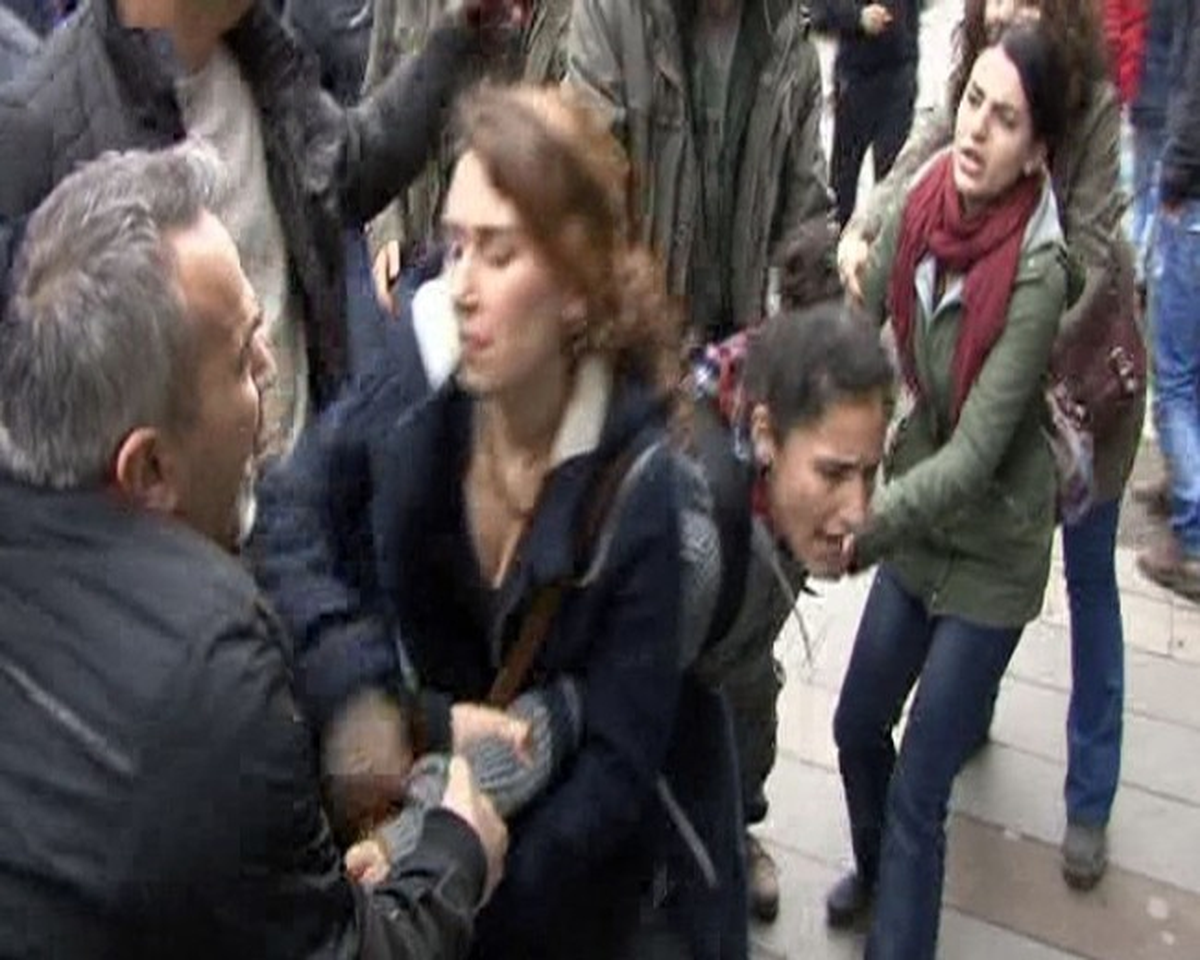 Slogan Atan Öğrenciler Gözaltına Alındı