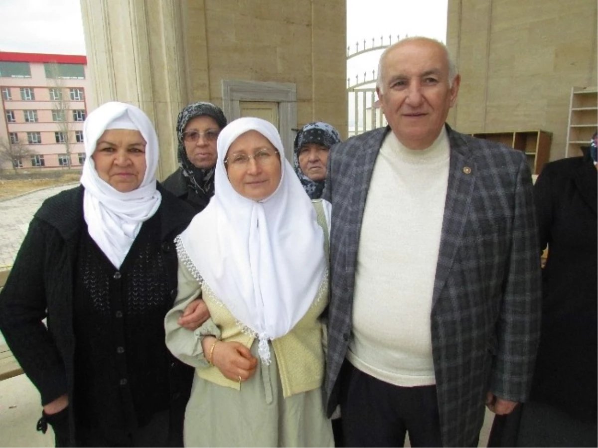 Yıldırım ve Babaş, Umrecileri Uğurladı