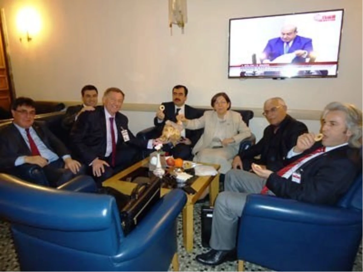 AK Parti\'li Ünal, Elma Cipsini Milletvekillerine Tanıttı