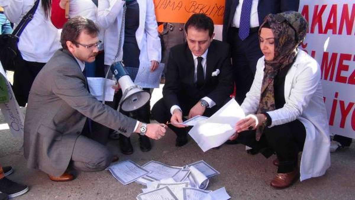 Atanamayan Sağlıkçılar Önce Diploma Yaktı Sonra Mendil Açarak Dilendi