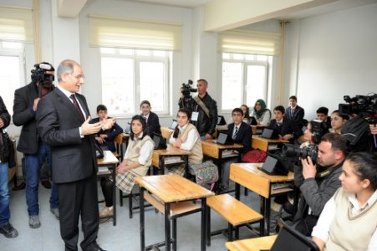 Bakan Ala Van\'da Tablet Bilgisayar Dağıttı (3)