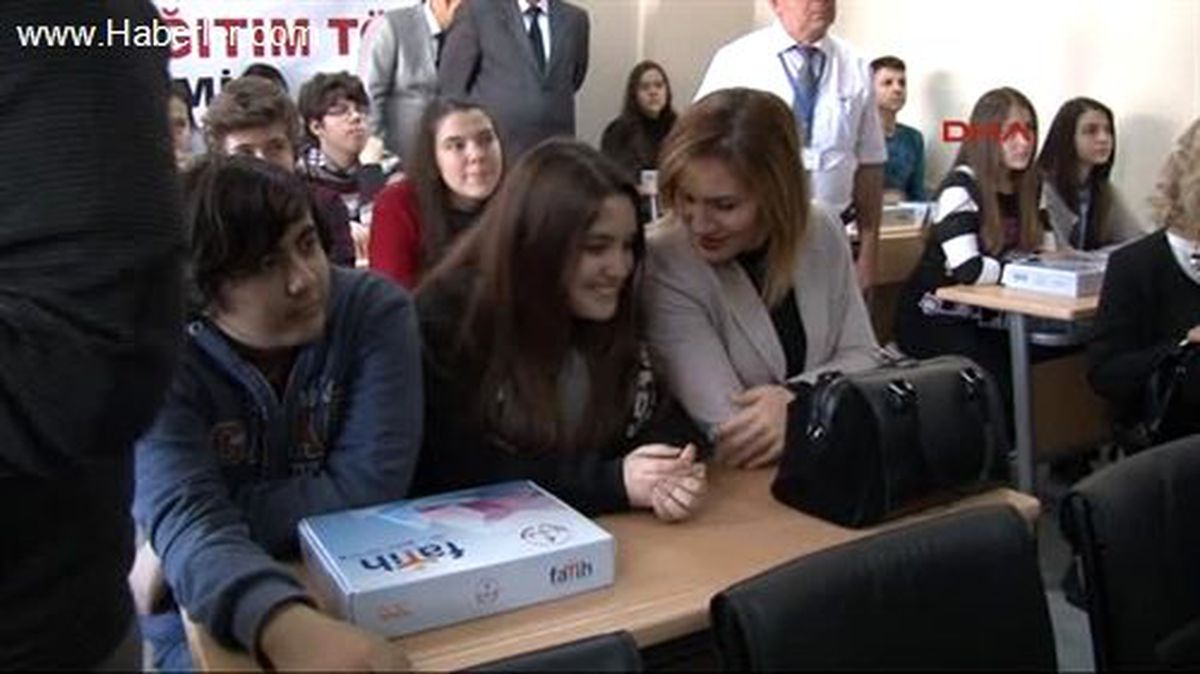 Bakan Kılıç Tablet Bilgisayar Dağıttı