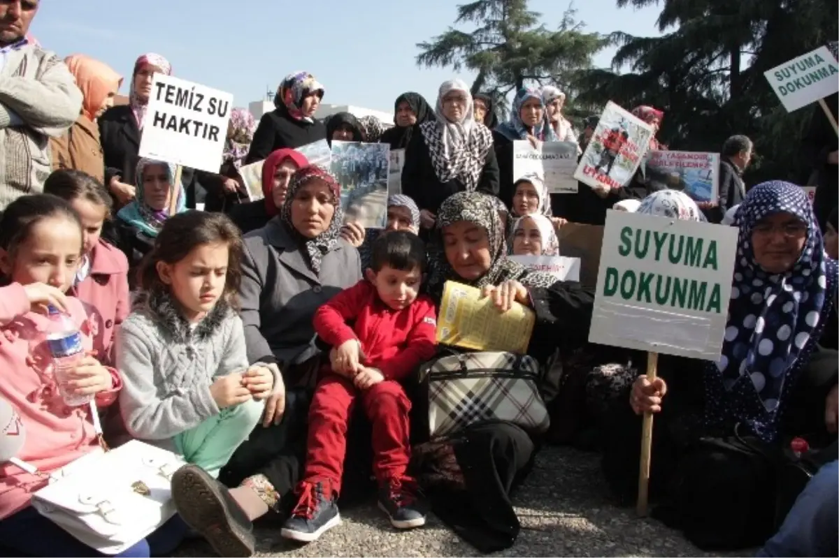 Bursalı Köylü Kadınlar Temiz Su İçin Valilik Önünde Saatlerce Oturma Eylemi Yaptı