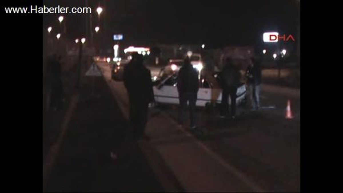 Delikanlılar\'ı Taşıyan Otomobil Direğe Çarptı: 4 Yaralı