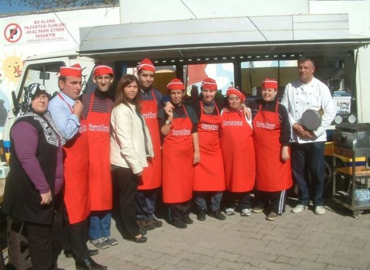 Engelliler, Hem Yemek Yaptı Hem de Yaptıklarını Sattı