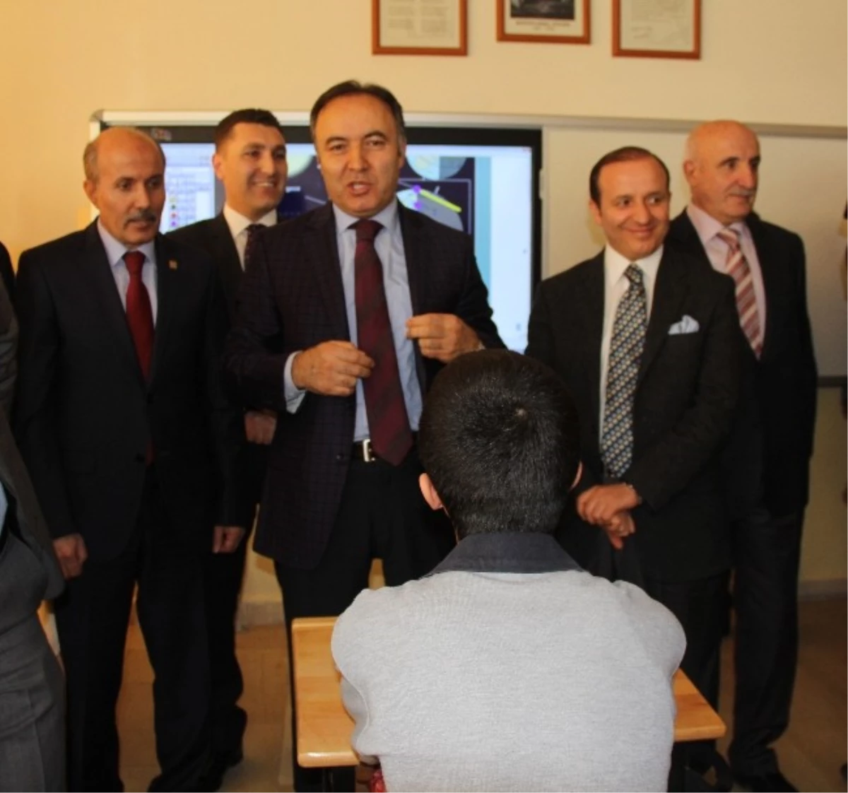 Erzurum Valisi Altıparmak, Tablet Bilgisayar Dağıttı