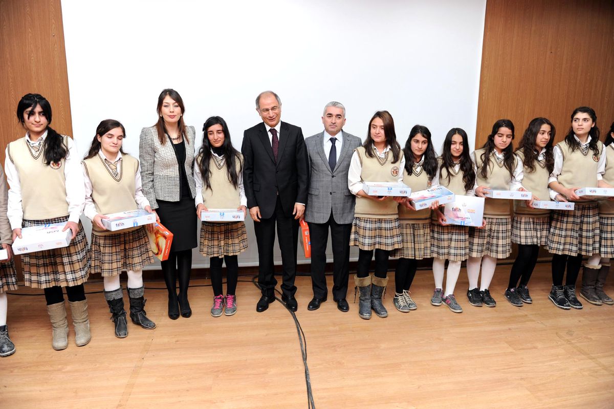 Hakkari Bakan Ala Van\'da Tablet Bilgisayar Dağıttı Haberine Ek