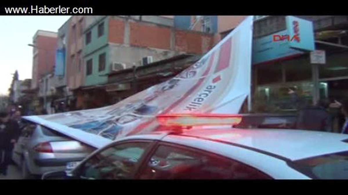 İslahiye\'de Reklam Panosu Otomobilin Üzerine Devrildi