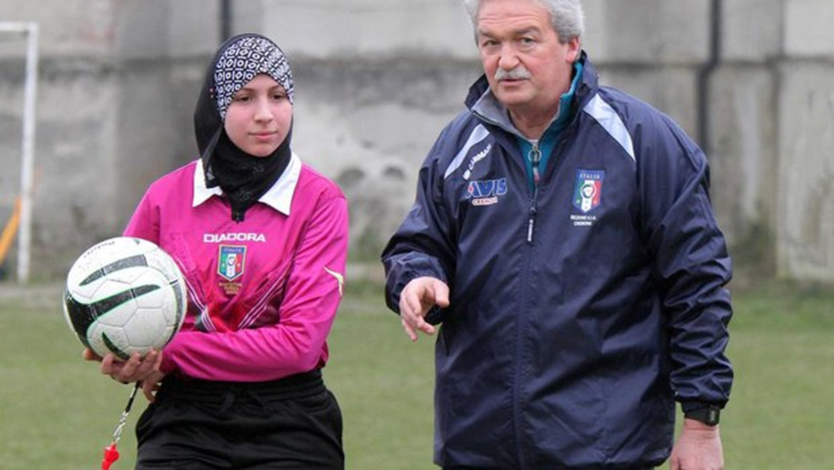 İtalya\'da Başörtülü Hakem Maç Yönetti