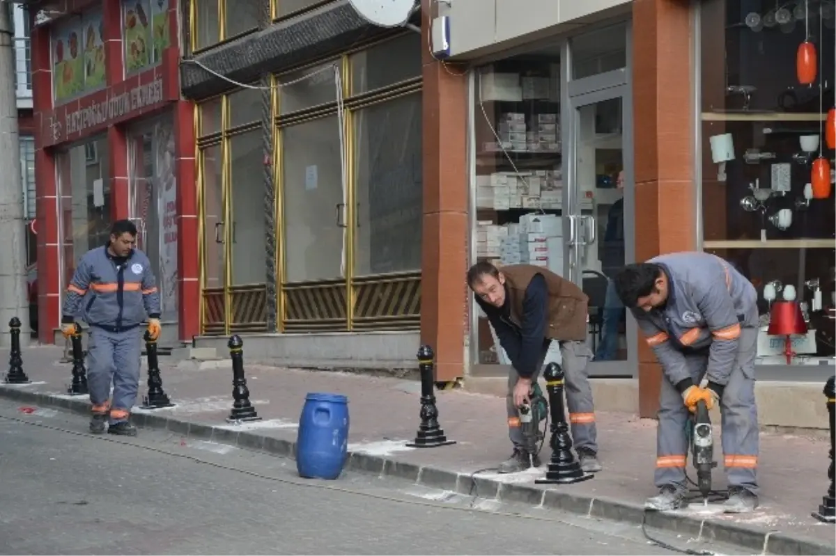 Kaldırıma Park Edilen Araçlara Demir Dubalı Önlem