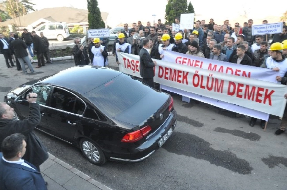 Zonguldak\'ta Maden İşçilerinden Oturma Eylemi