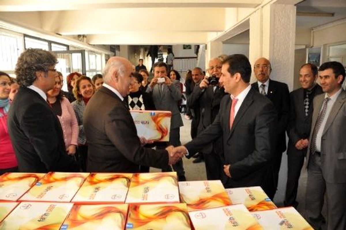 Milas\'ta 74 Öğretmene Tablet Dağıtıldı