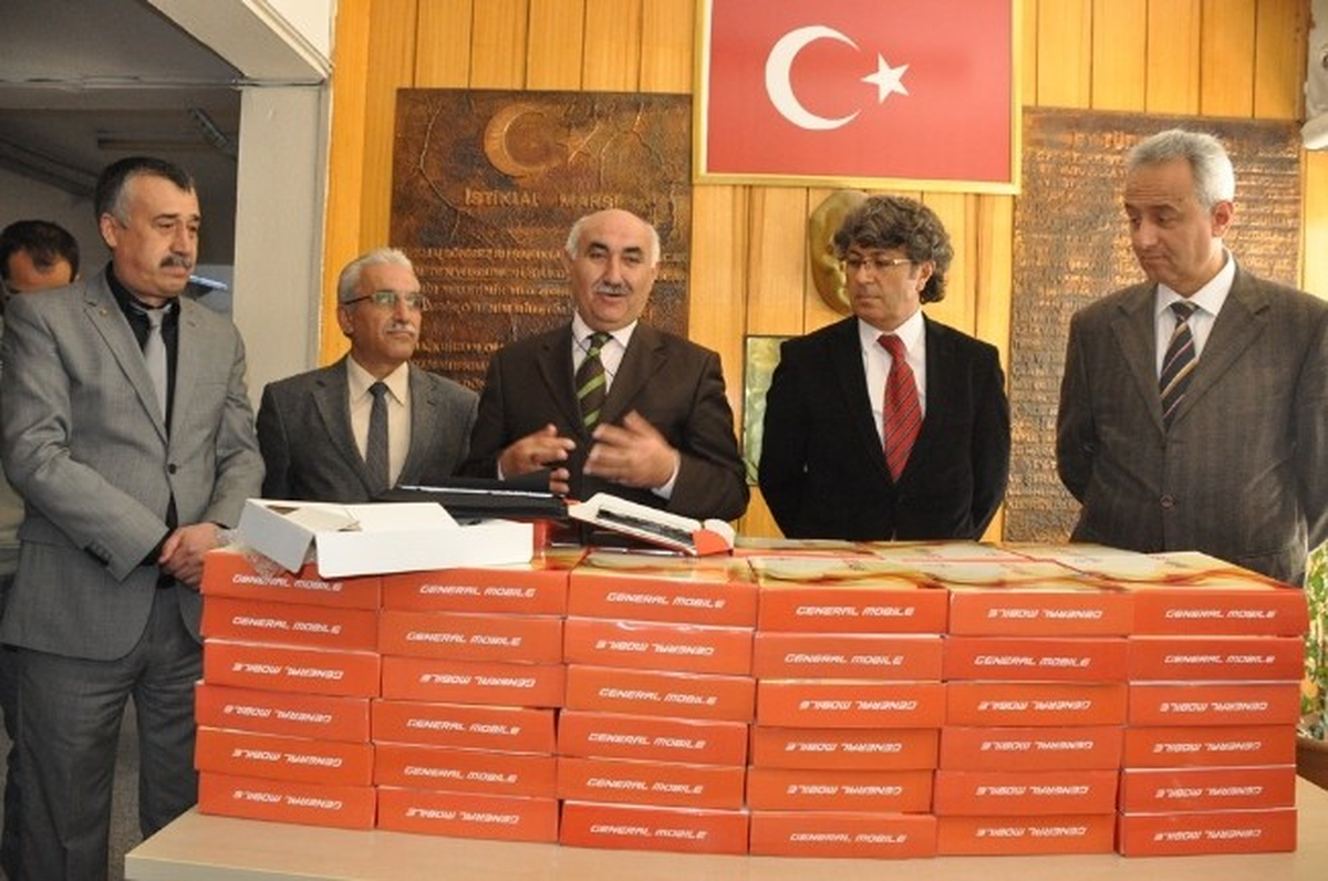Milas\'ta Öğretmenlere Tablet Dağıtıldı