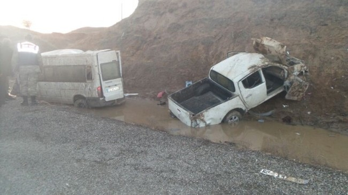 Öğrenci Servisi ile Pikap Çarpıştı: 20 Yaralı