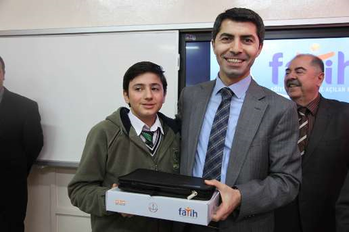 Öğrenciler Tablet Bilgisayarlarını Aldılar