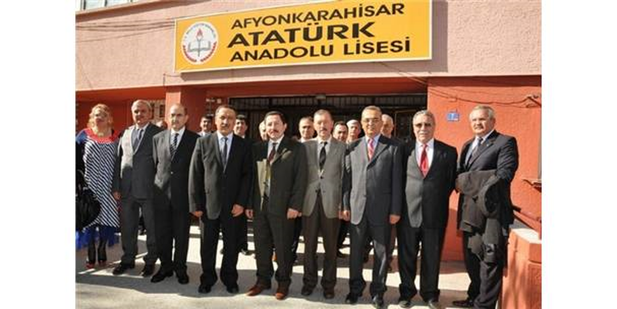 Afyon\'da Öğrencilere Tablet Bilgisayar Dağıtıldı