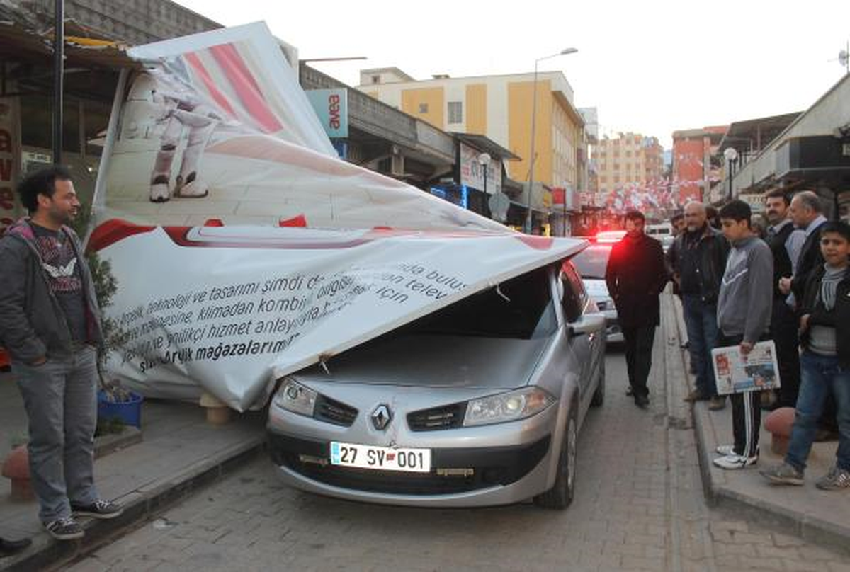 Reklam Panosu Otomobilin Üzerine Devrildi