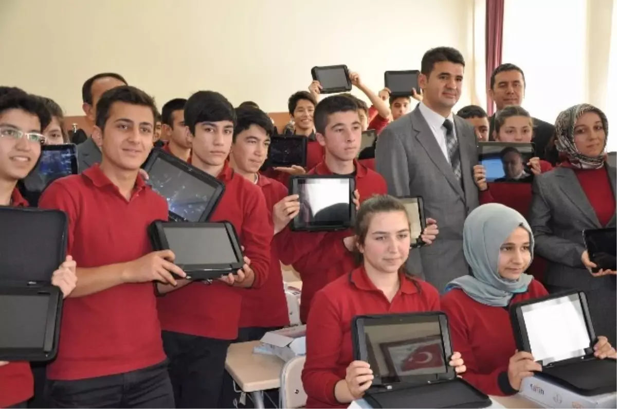 Sivas\'ta Öğrencilere Tablet Bilgisayar Dağıtıldı