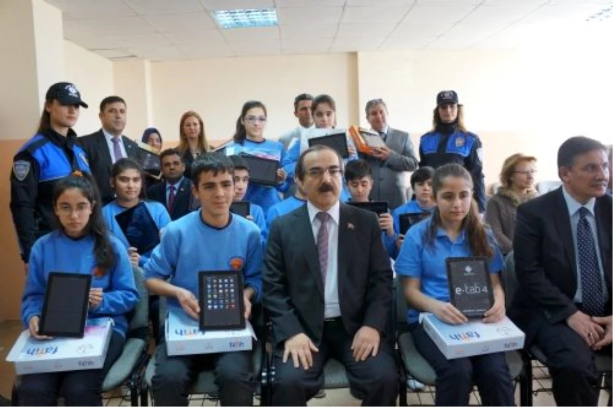 Adana\'da Öğrencilere Tablet Dağıtıldı