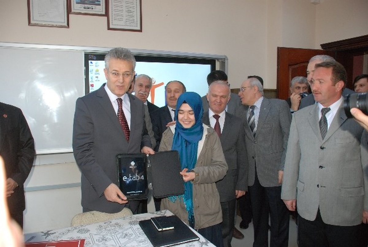 Tokat\'ta 445 Öğrenciye Tablet Bilgisayar