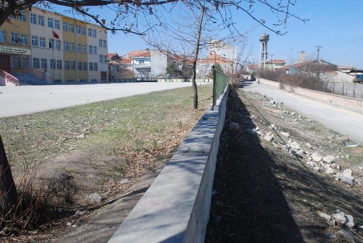 Velilerden Lise Bahçesindeki Beton Yığınına Tepki