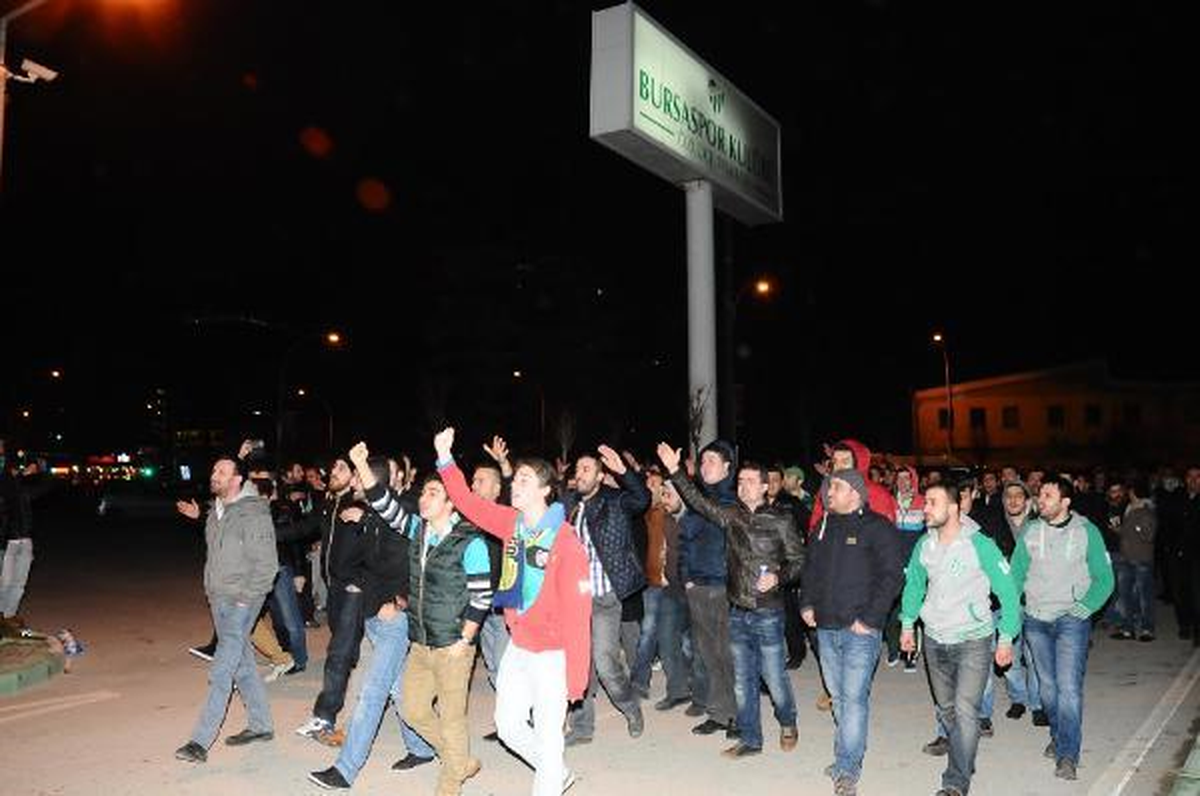 Yenilgi Sonrası Taraftar Özlüce Tesislerinde Toplandı